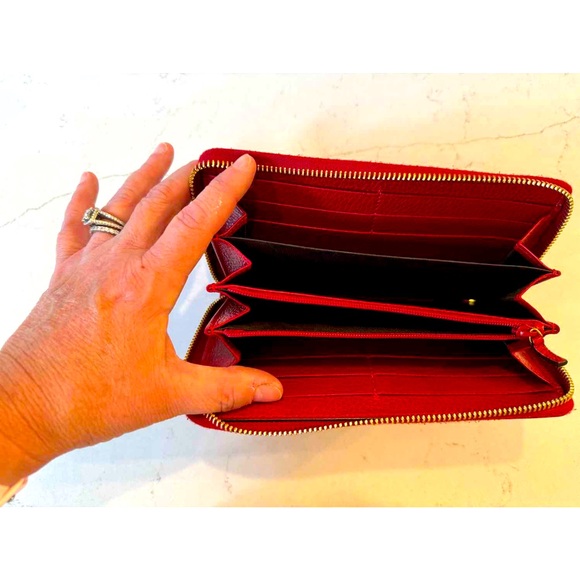 Gucci Marmont GG Logo Red Pebbled Leather Zip Around Wallet - Picture 2 of 6